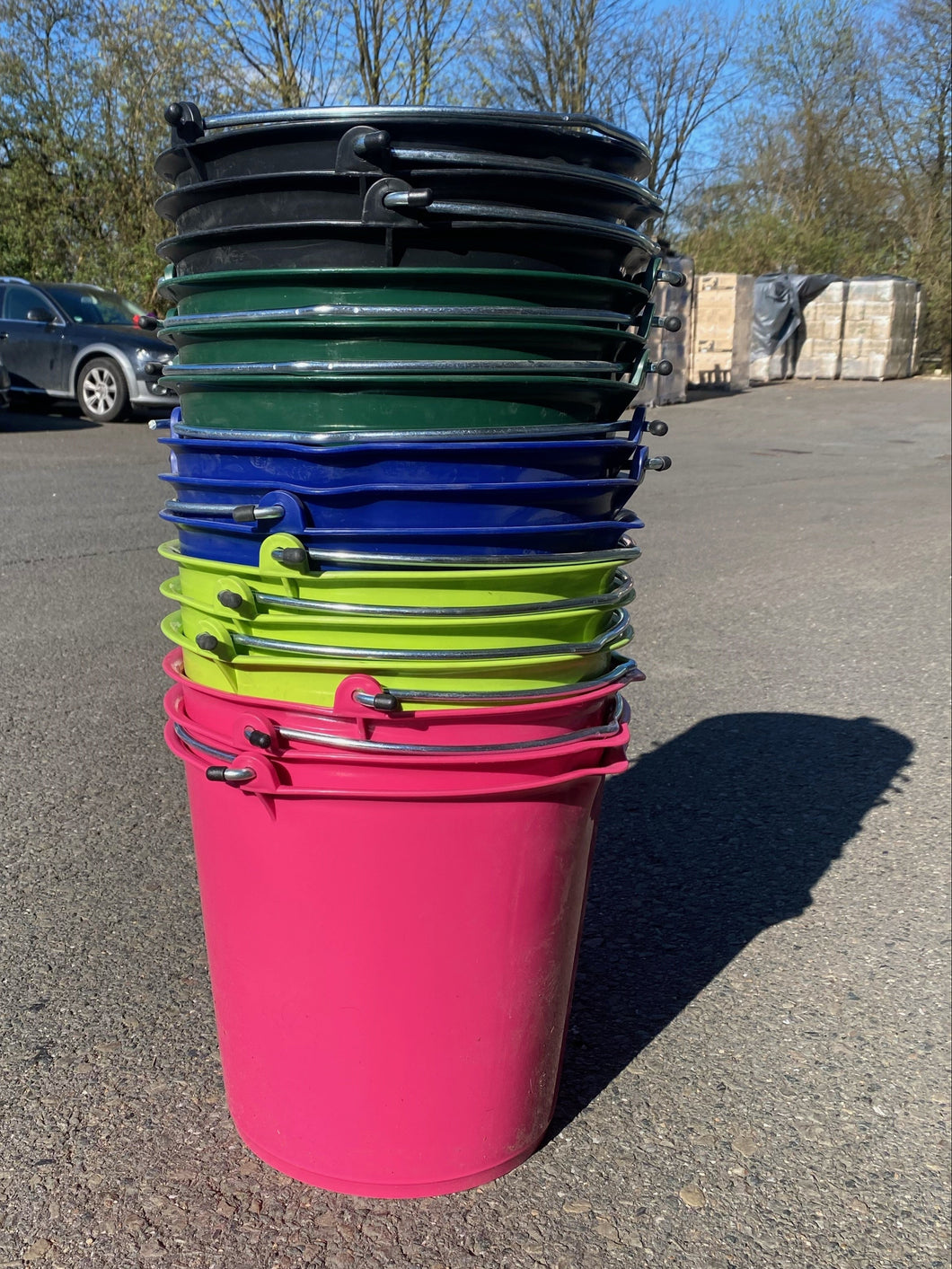 Eimer robust 15L mit Ausguss verschd. Farben